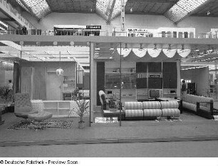 Sitzgruppe : Ausstellungskojen mit Wohnzimmermöbeln (1977; VEB Vereinigte Polstermöbelindustrie Oelsa-Rabenau)