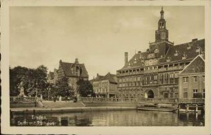 Emden, Delft mit Rathaus.