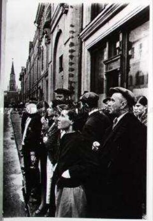 Menschen auf der Straße in Moskau hören über Lautsprecher die Nachricht vom Überfall der deutsche Wehrmacht auf die Sowjetunion am 22 Juni 1941