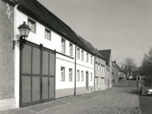 Mühlberg (Elbe), Altstädter Graben 11, 12 und 13. Wohnhäuser. M. 19. Jh. Straßenansicht