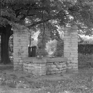 Brunnen mit Handschwengelpumpe