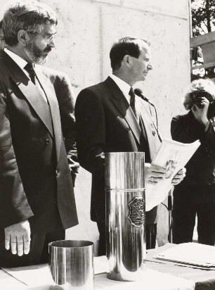 Richter, Friedrich  und Gärtner, Albrecht : Dr. Friedrich Richter und Albrecht Gärtner beim öffentlichen Füllen der Kassette