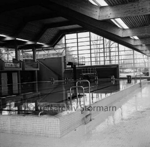 Hallenbad [später Travebad-Schwimmhalle]: Konrad-Adenauer-Ring: Innenansicht: Schwimmbecken: hinten Mitte Sprungturm: dahinter Fensterfront: 16. Februar 1976