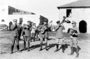 Unterhaltung bei Abteilung 304: Soldaten als Juxkapelle