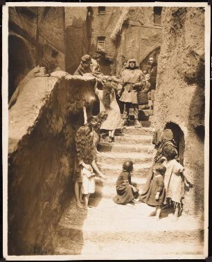 Filmarchitektur: Der Golem: Straßenbilder, Der Golem u.d. Diener des Rabbi Löw in einer Gasse
