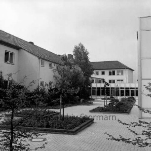 Ahrensburg: Hermann-Löns-Straße: rechts Erweiterungsbau, Mitte Verbindungsgang, links Altbau