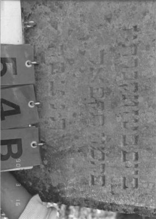 Grabstein 54 (Index: 100008836) Zustand: leicht verwittert Maße HxBxT: 82x52x11 cm: Grabstein 54B