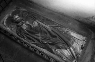 Rötteln: Figur auf Grabplatte