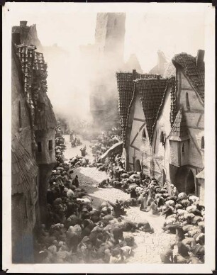 Filmarchitektur: Der Golem: Straßenbilder, Die Menschen flehen zu Jehova um Rettung