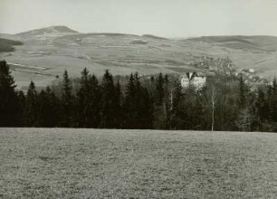 Bärenstein, Blick über das Müglitztal auf Schloss Bärenstein und den Ort