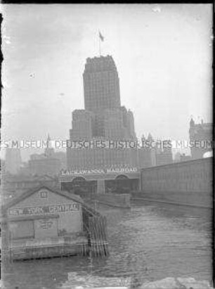 Schrifttafel der Lackawanna Eisenbahngesellschaft in Lower Manhattan, im Hintergrund der 60 Stockwerke hohe Wolkenkratzer "Chase Manhattan Building", New York