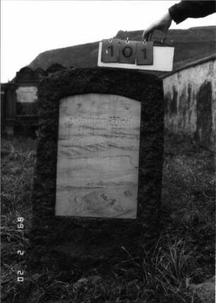 Grabstein 101 (Index: 99798519) Material: Granit, Schriftplatte Marmor Zustand: sehr gut Maße HxBxT: 101x60x21 cm Beschreibung: Stele, rustica, Schriftplatte: Grabstein 101