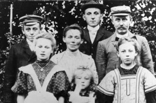 Wilsdruff-Blankenstein. Ober- oder Krillemühle, Gerhard Krille (links oben), Großmutter Elisabeth Krille (Mitte), Max Krille (rechts oben), Marianne und Dorle Krille (vorne Mitte und rechts), Repro