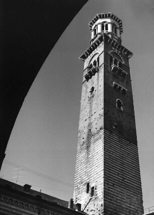 Verona. Palazzo del Comune (1138/1193). Blick zum Torre dei Lamberti (83 m hoch), unterer Teil (Baubeginn 1172), oberer Teil (1448-1463)