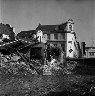 Firma Carl Hoffmann: Hindenburgstraße: Elektrohandel: Abriss des Firmengebäudes: Bauschutt: hinten Mitte Wohn- und Geschäftshaus mit Drogerie Purnhagen: hinten rechts Hauptgebäude der Kreissparkasse Stormarn mit Beflaggung und Rathaus