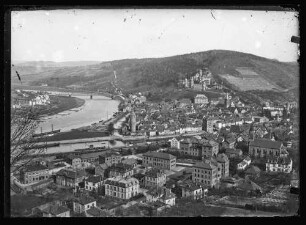 Blick über Luisenstraße, Mainspitze, Innenstadt und Burg ins Maintal