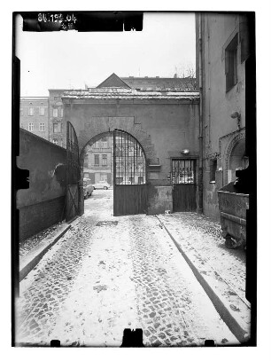 Berlin-Prenzlauer Berg, Oderberger Straße. Toranlage zur ehem. 24. Gemeindeschule (Knaben). Hoffront