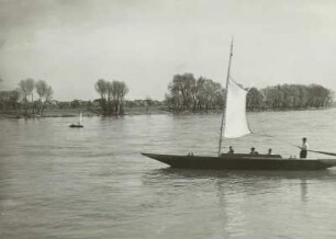 Elbe mit Segelkahn bei Gohlis gegen Radebeul-Serkowitz
