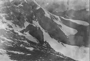 Gebirgslandschaft : Eine schneebedeckte Gebirgslandschaft im Tian Shan Hochgebirge