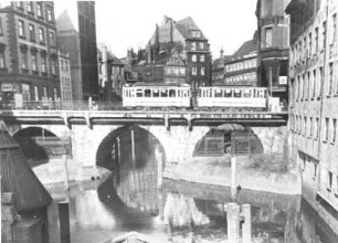 Hamburg-Altstadt. Die Ellerntorsbrücke überspannt den Herrengrabenfleet; 1938