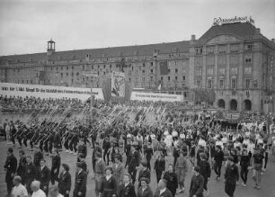 Dresden. Demonstration zum 1. Mai entlang der Ernst-Thälmann-Straße, Tribüne auf dem Altmarkt