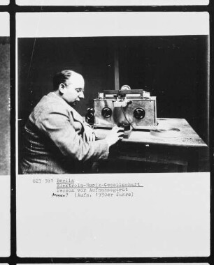 Person vor Aufnahmegerät (Elektrola-Musik-Gesellschaft in Berlin)