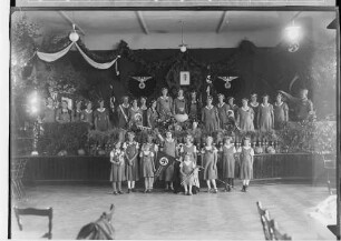 Erntedankfest in Sigmaringen 1933; Jungmädchenschaft Gau Württemberg (Gruppenbild) in Festhalle auf und vor geschmückter Bühne