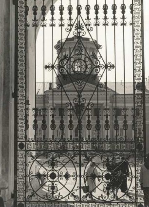 Moskau. Schloß Archangelskoje (18. Jh.). Teilansicht. Blick durch ein Torgitter