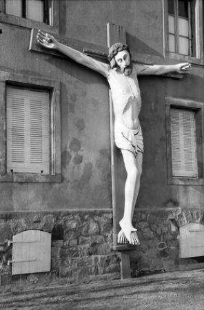Cernay, Sennheim: Heil- und Pflegeanstalt St. André, Riesenchristus am Haus