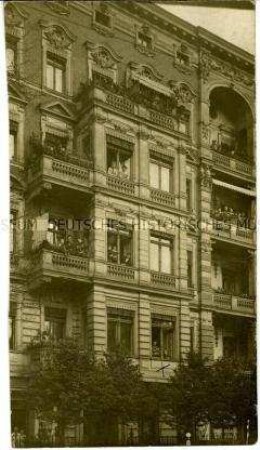Mietshaus mit Menschen auf dem Balkon