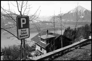 Schmocken: Privatparkplatz vor Haus am Hang