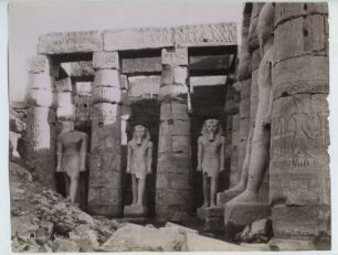 Tempel von Luxor, Luxor (Theben-Ost): Ansicht, Erster Hof Ramses II. mit Stauen des Pharaos