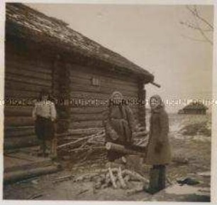 Wehrmachtssoldaten, Russische Bewohner, Russische Bauernfamilie vor ihrer gemeinsamen Kate