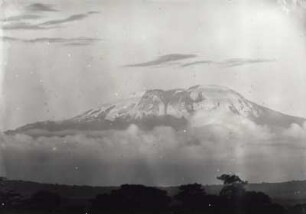 Kilimandscharo. Blick zum Kibo : Deutsch-Ostafrika (heute: Tansania). Kilimandscharo. Kibo (5896 m) von Machame (1500 m) von Südsüdwest, um 1888