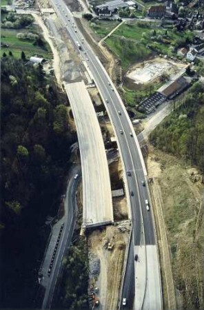Neubau des Grünwettersbachviadukts 1990 - 1993 Fahrbahn Karlsruhe - Stuttgart vor dem Querverschub.