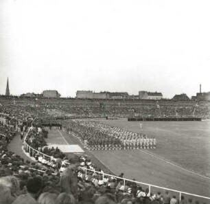 Berlin. I. Deutschlandtreffen der FDJ. Sportschau im Walter-Ulbricht-Stadion (Stadion der Weltjugend, 1992 abgerissen)