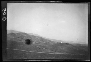 Bogh en Zein (=Buguen-Zein, Marokko): Gebirgiges Land ("Schlachtfeld vom 30.9.1909") hinter einem weiten Flusstal mit dem Meer am Horizont (Blick von einem hochgelegenen Lager)