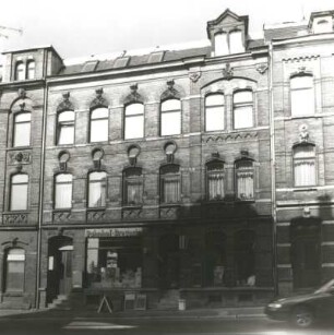 Reichenbach, Fedor-Flinzer-Straße 1. Wohnhaus mit Laden (um 1900). Straßenansicht