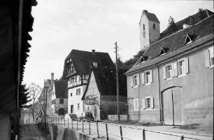 Opfingen: Straße mit Fachwerkhaus und Kirche