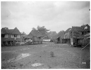 Manila/ Philippinen: Hütten einer Siedlung mit strohgedeckten Hütten, auf Pfählen errichtet