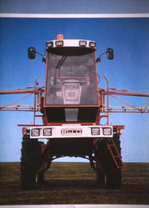 Fotografie: Traktor, Geräteträger, Trägerfahrzeug, Feldspritze angebaut