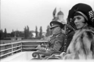 Bukarest: 1. Staatsjugendtag, Marschall Antonescu mit Frau auf Tribüne, seitlich, nahe