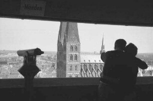Lübeck: von der Petrikirche, auf Marienkirche mit Pärchen im Vordergrund