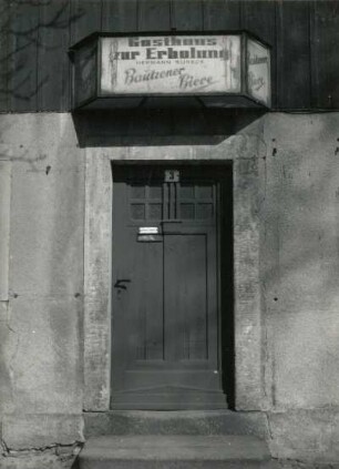 Neustadt in Sachsen-Polenz, Mittelweg 3. Ehemaliges Gasthaus "Zur Erholung" (1851/1900). Portal
