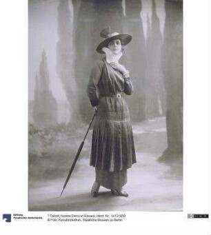 Yvonne Deroy in Kasack
