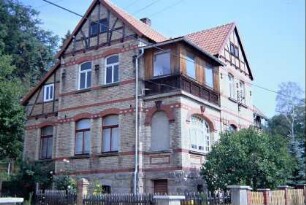 früheres Lehrerhaus am nordöstlichen Dorfrand