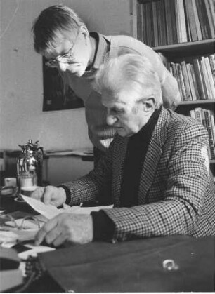 Prof. Konrad Rolf Dietrich Gutbrod und Bernd Riede während einer Besprechung im Büro