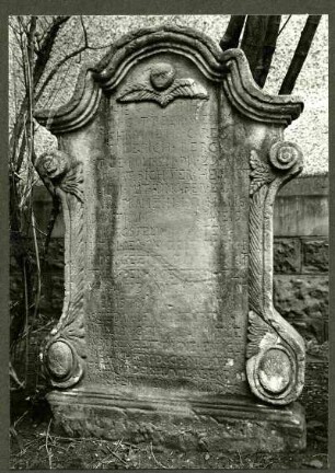 an der prot. Kirche. Grabstein des Carl Friderich Berg, 1726