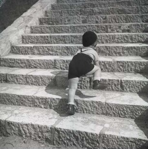 Aufwärts - Upwards : Junge eine Treppe hochsteigend