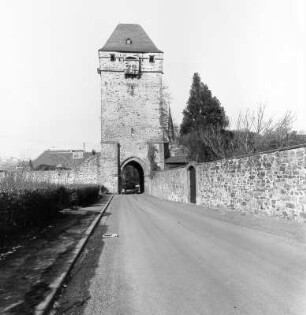 Obertor mit Resten der Stadtmauer (Stadtbefestigung); Ortenberg, Kasinostraße 23